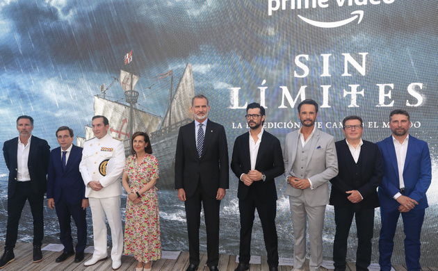 Fotografía de grupo de su Majestad el Rey con las autoridades, el responsable de contenidos de Prime Video España, el Productor, el Director y los actores protagonistas de la serie