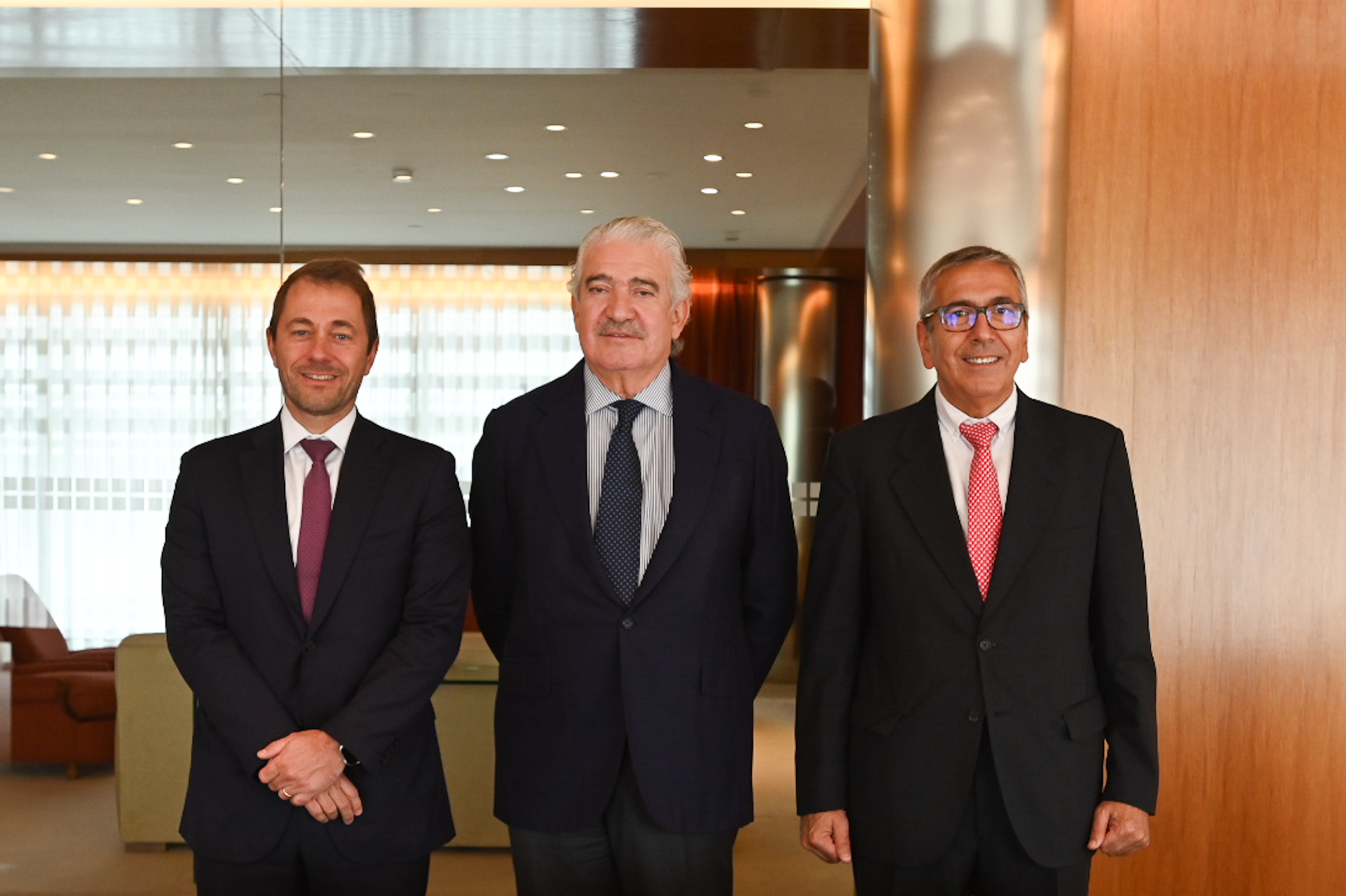 El consejero delegado de Endesa, José Bogas, el presidente del ICO, José Carlos García Quevedo, y el director de operaciones para España y Portugal del BEI, Gilles Badot