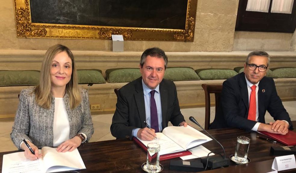 Firma del acuerdo en Sevilla por el alcalde de la ciudad, Juan Espadas, la vicepresidenta del BEI, Emma Navarro, y el presidente del ICO, José Carlos García de Quevedo