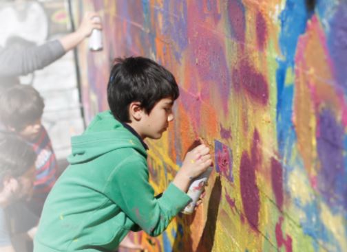 Niño pintando una pared